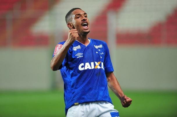 Aps por 2 a 2 no tempo normal, Cruzeiro derrotou Atltico por 4 a 2 nas penalidades e se sagrou campeo de torneio indito. Em 2018, clube celeste disputar a Copa Libertadores da categoria