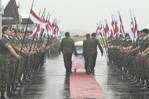 Honras militares na chegada das vítimas ao Aeroporto de Chapecó. Presidente Michel Temer esteve presente