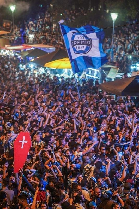 Grmio conquista o tri da Libertadores e torcida tricolor invade as ruas de Porto Alegre