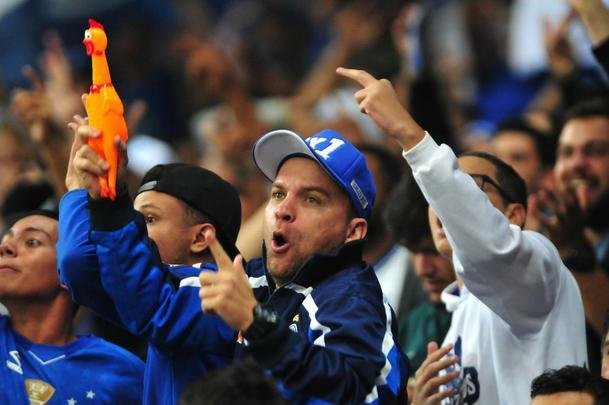 Torcedores do Cruzeiro lotam as arquibancadas do Mineiro para acompanhar a partida vlida pelas quartas de final da Copa do Brasil