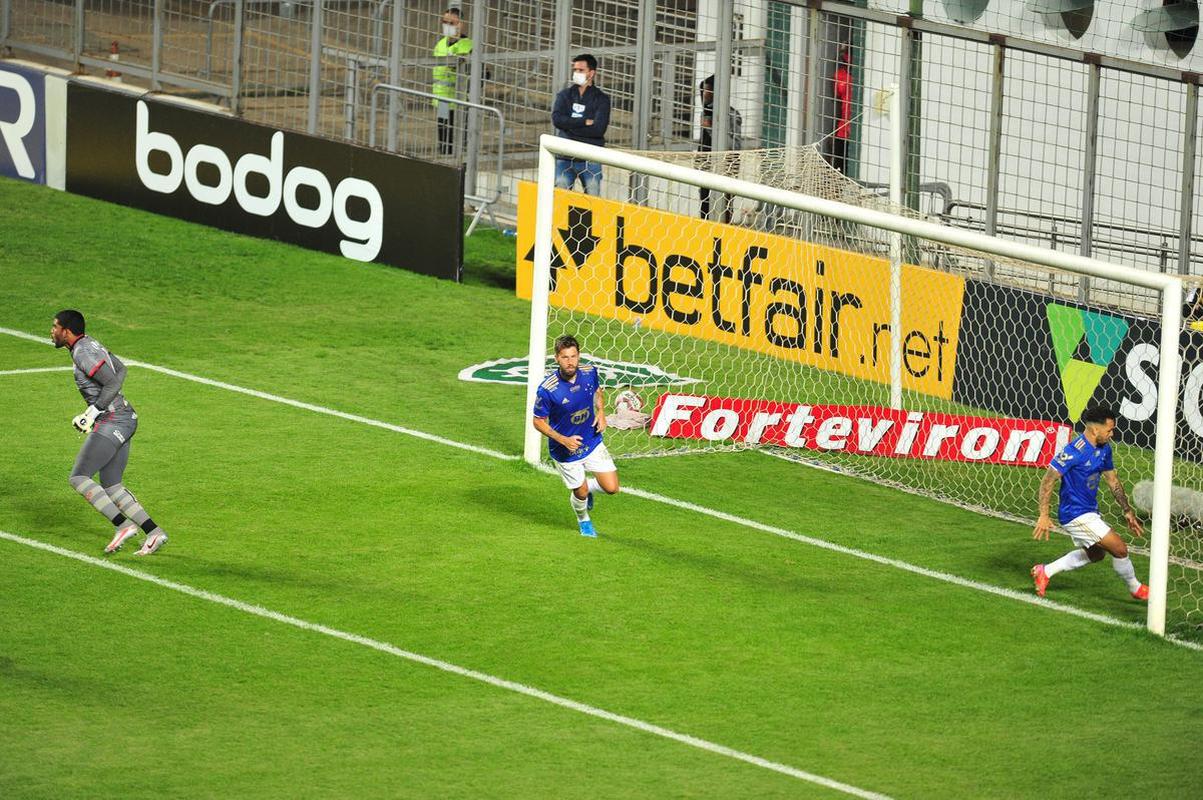 Fotos do duelo entre Cruzeiro e Vitria, no Independncia, em Belo Horizonte, pela 17 rodada da Srie B do Campeonato Brasileiro