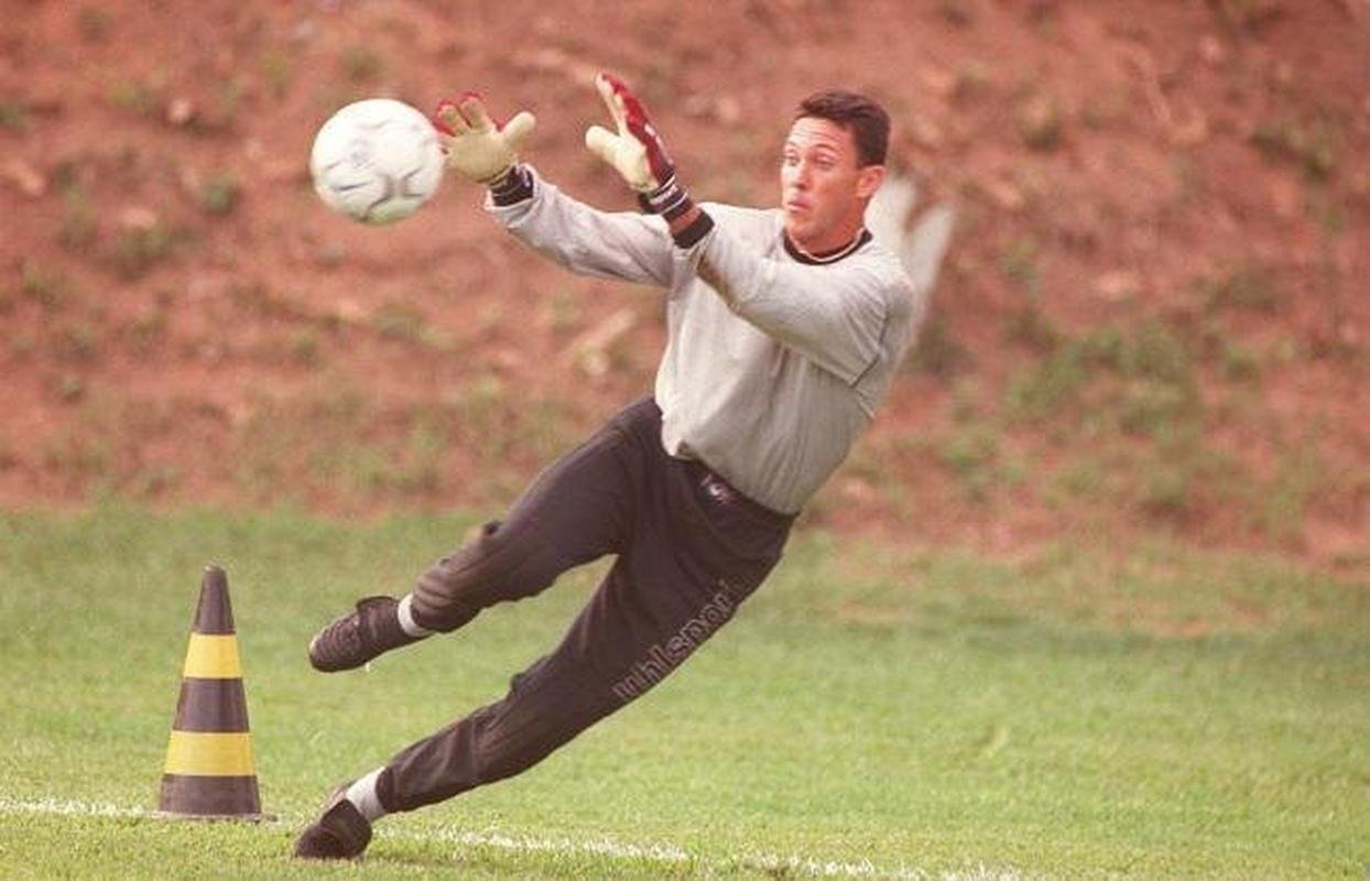 Milagres - 2001 a 2002: Ex-Am�rica, jogou apenas 18 vezes pelo clube. Foram 32 gols sofridos. Era o titular na elimina��o para o Brasiliense na Copa do Brasil em 2002