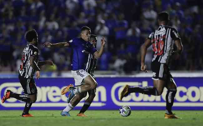 Cruzeiro: lista de pendurados de Pepa aumenta para jogo contra o Bahia