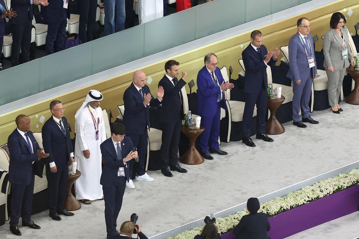 Emmanuel Macron, presidente da Frana, David Beckham, ex-jogador da Inglaterra, e Gianni Infantino, presidente da FIFA, estiveram no estdio para Frana x Marrocos