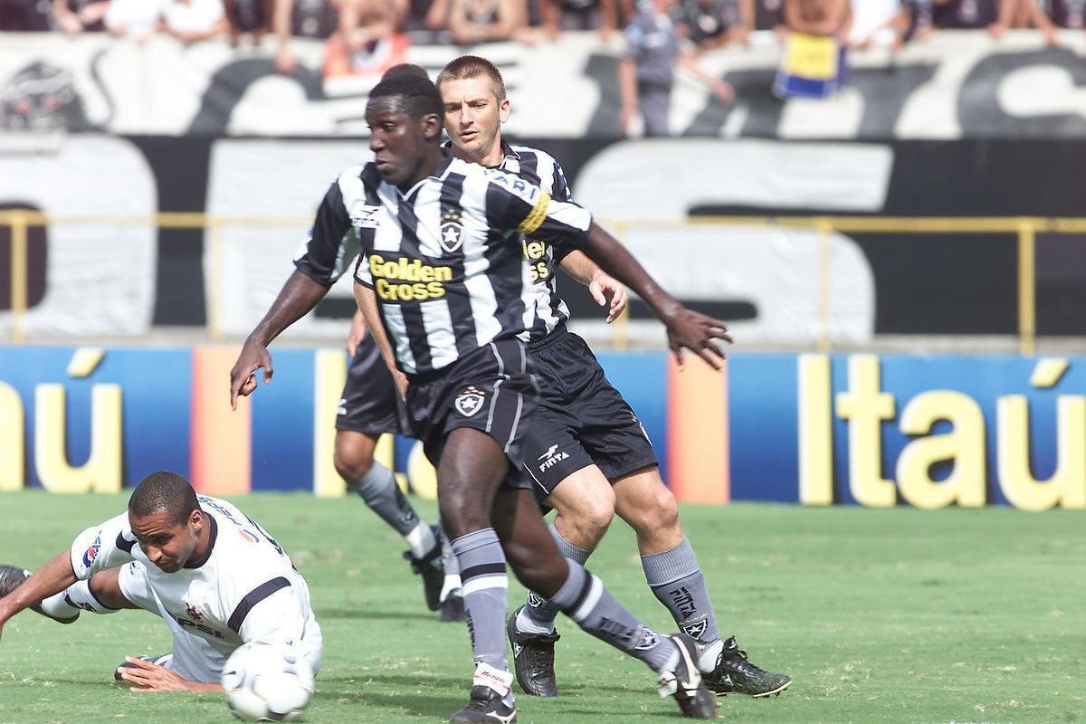 2002: na base do 'ping-pong', o Botafogo foi rebaixado para a segundona e voltou no ano seguinte, em 2003, como vice-campeo