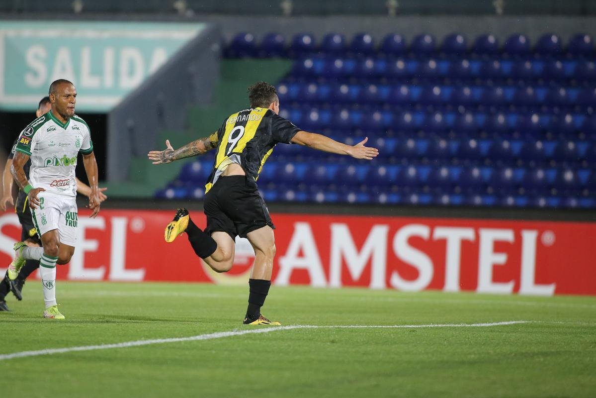 Fernando Fernndez abriu o placar para o Guaran sobre o Amrica no Defensores del Chaco. Em cobrana de pnalti, ele marcou 1 a 0