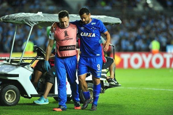 Fred sentiu incmodo na panturrilha direita e deixou partida com Racing aos seis do primeiro tempo