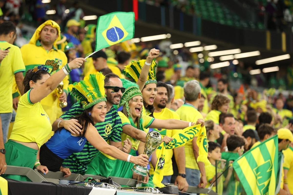 Fotos das torcidas de Brasil e Crocia no Estdio da Educao, em Al-Rayyan, no Catar, em duelo pelas quartas de final da Copa do Mundo