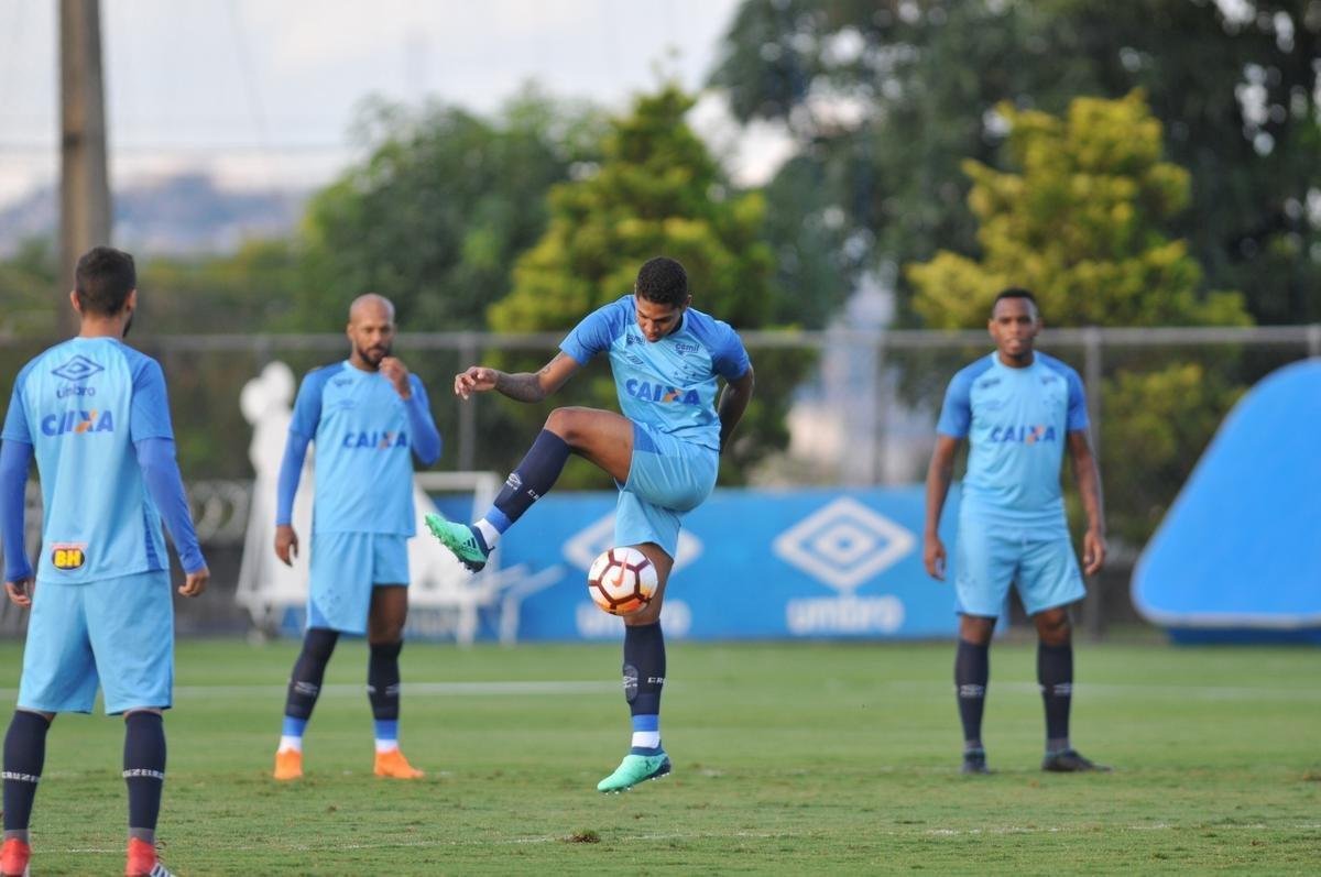 Fotos do treino do Cruzeiro desta segunda-feira, na Toca da Raposa II (Alexandre Guzanshe/EM D.A Press)