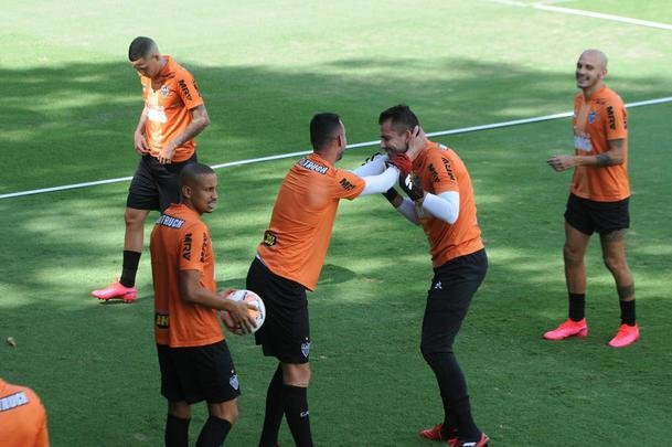 Treino do Atltico nesta segunda-feira, na Cidade do Galo, contou com a volta do meia  Juan Cazares. Direo no chegou a acordo para vend-lo a clube saudita. Tcnico Rafael Dudamel relacionou 23 jogadores para a viagem a Santa Fe, local da estreia na Sul-Americana, quinta-feira, contra o Unin-ARG. Jogador equatoriano ficou fora da lista.