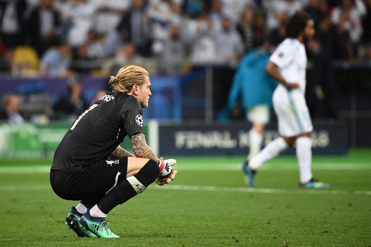 Bale fez 3 a 1 para o Real em nova falha do goleiro Loris Karius. Ele tentou encaixar defesa em chute de fora da rea, mas deixou bola escapar. Festa dos merengues e frustrao absoluta dos ingleses em Kiev