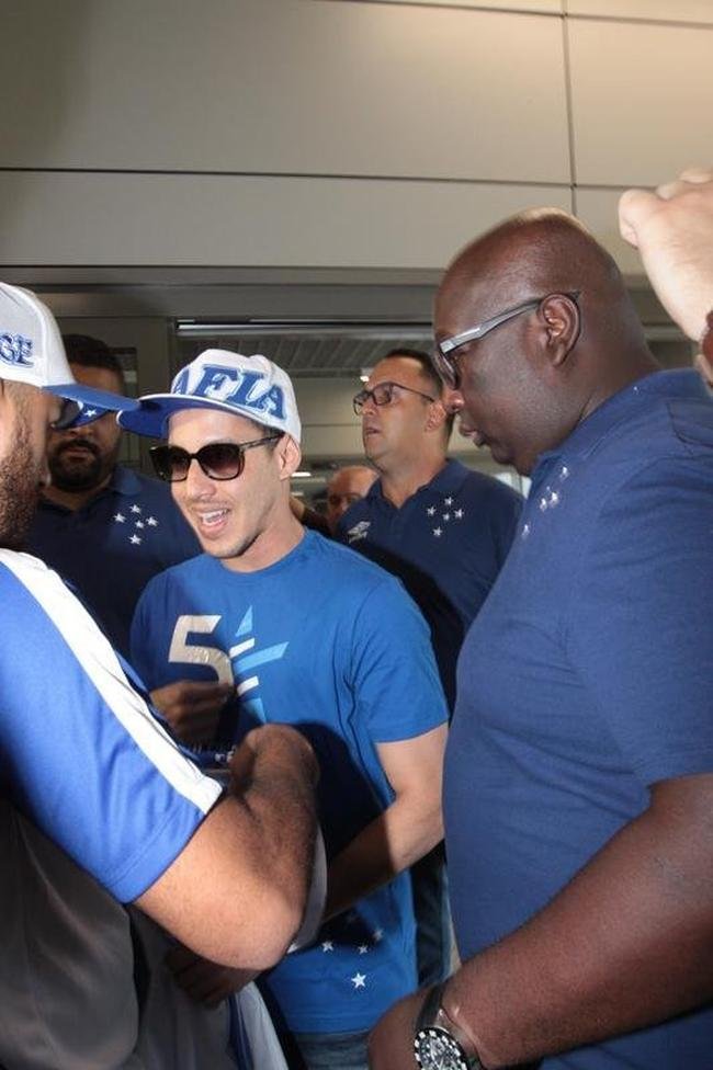 Rodriguinho foi muito festejado pela torcida do Cruzeiro na chegada a Belo Horizonte