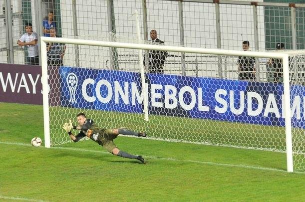 Depois de vitria do Atltico por 1 a 0 no tempo normal, Victor pegou trs pnaltis do Unin La Calera e levou o time alvinegro s oitavas de final da Sul-Americana
