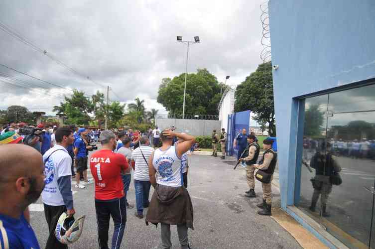 Torcedores do Cruzeiro protestam na porta da Toca da Raposa II, nesta quinta-feira (06/01), contra a sada do goleiro Fbio do clube