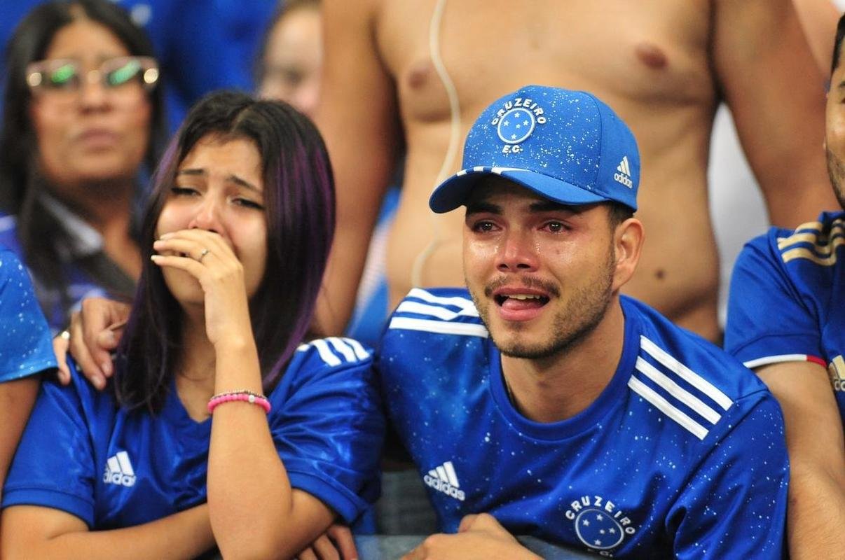 Depois de confirmar o acesso  Srie A com a vitria sobre o Vasco, jogadores do Cruzeiro foram  loucura no Mineiro. Nas arquibancadas, torcedores deliraram. Muitos tambm foram s lgrimas de emoo 