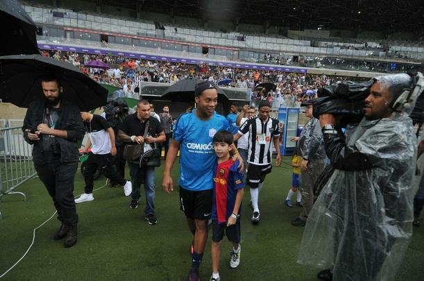 Fotos do 'Game of Dreams', jogo festivo dos Amigos do Ronaldinho contra os Amigos do Penta