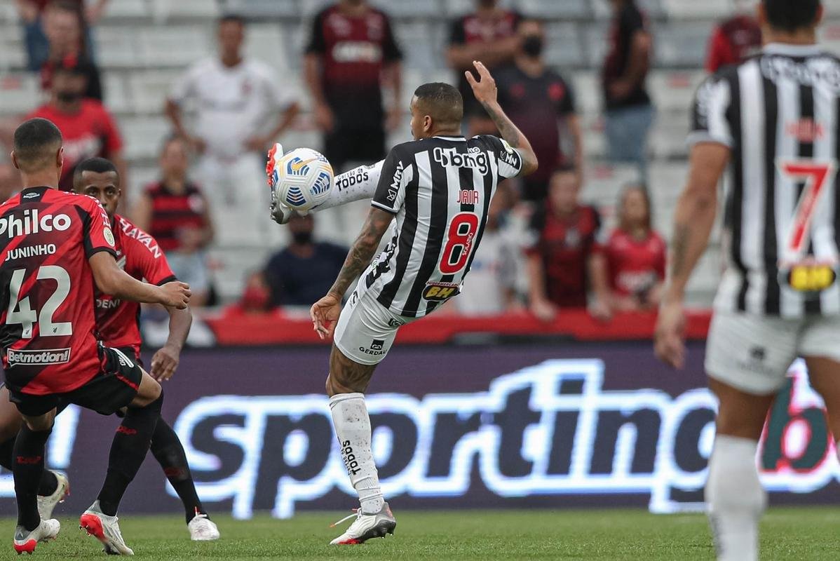 O Atltico visitou, nesta tera-feira (16), o Athletico-PR na Arena da Baixada, em Curitiba. O duelo foi vlido pela 33 rodada da Srie A do Campeonato Brasileiro.