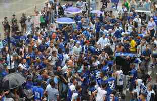 De Confins, jogadores do Cruzeiro hexacampees da Copa do Brasil saram em carro aberto pelas ruas de Belo Horizonte. No Centro da capital, milhares de pessoas aguardavam os jogadores para a festa.