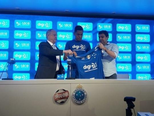 Pedro Rocha foi apresentado pelo Cruzeiro na tarde desta sexta-feira (05/04)