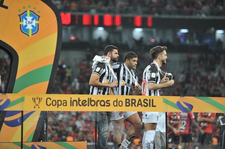 Atltico ergue a taa e festeja bi da Copa do Brasil
