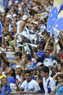Imagens da torcida do Cruzeiro no clssico contra o Atltico