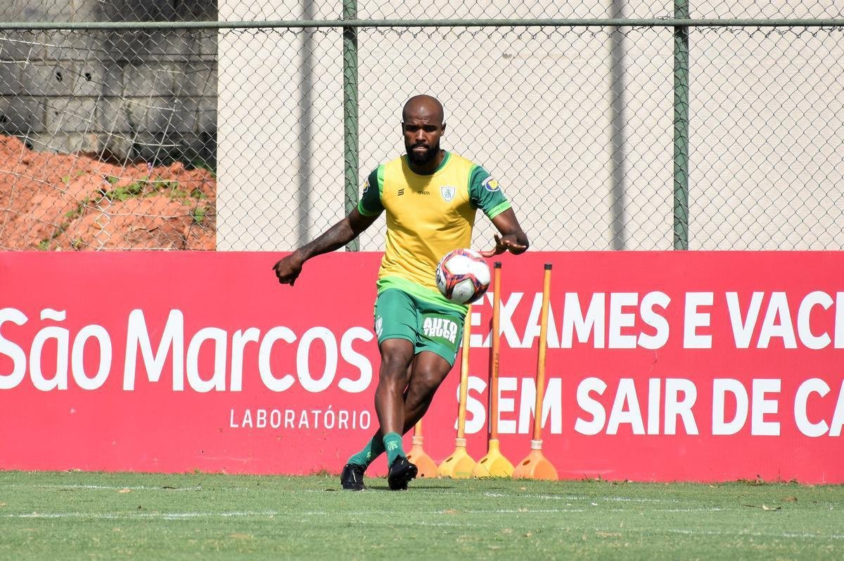 O Amrica segue com treinamentos intensivos voltados para a disputa do Campeonato Mineiro. No prximo sbado (27), o Coelho estreia no estadual diante do Boa Esporte, s 19h. A partida ser realizada no Independncia, em Belo Horizonte. A tendncia  que, neste primeiro compromisso, o tcnico Lisca utilize jogadores que tiveram menor minutagem na temporada 2020/21, alm de nomes promissores das categorias de base do clube.