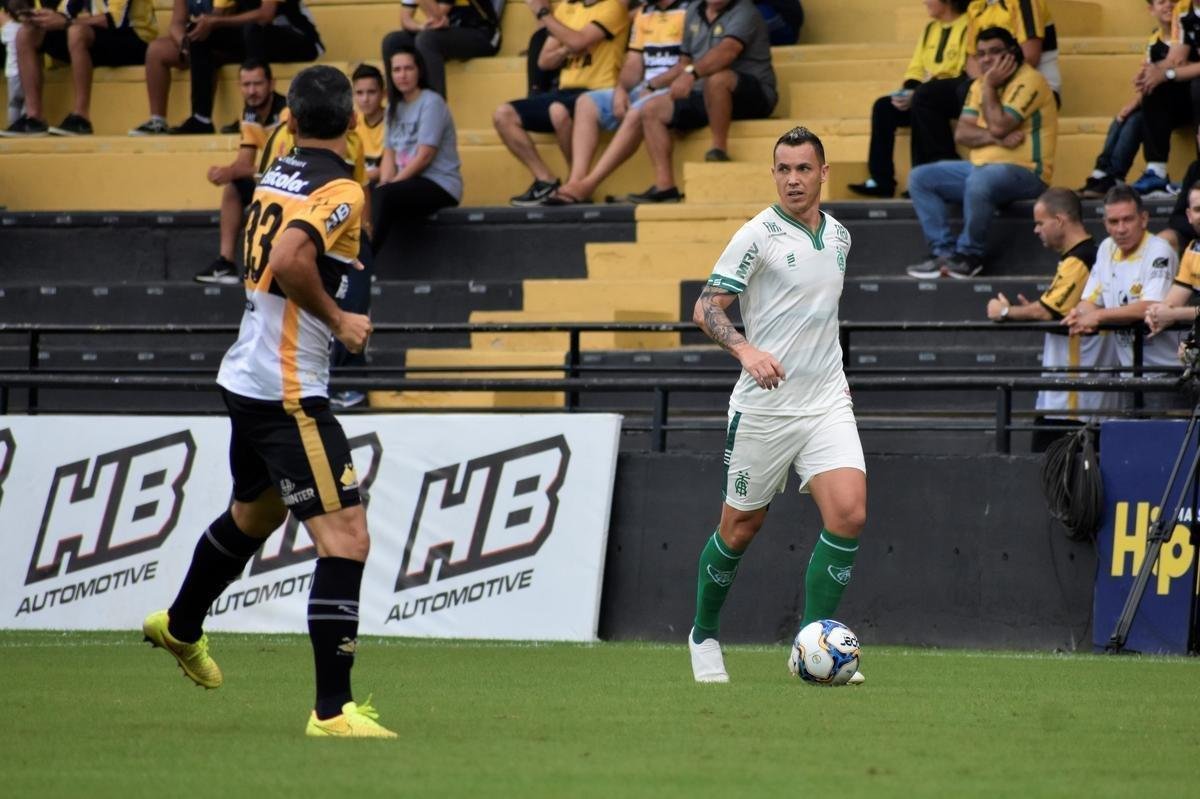 Cricima e Amrica se enfrentaram no Heriberto Hlse, pela terceira rodada da Srie B