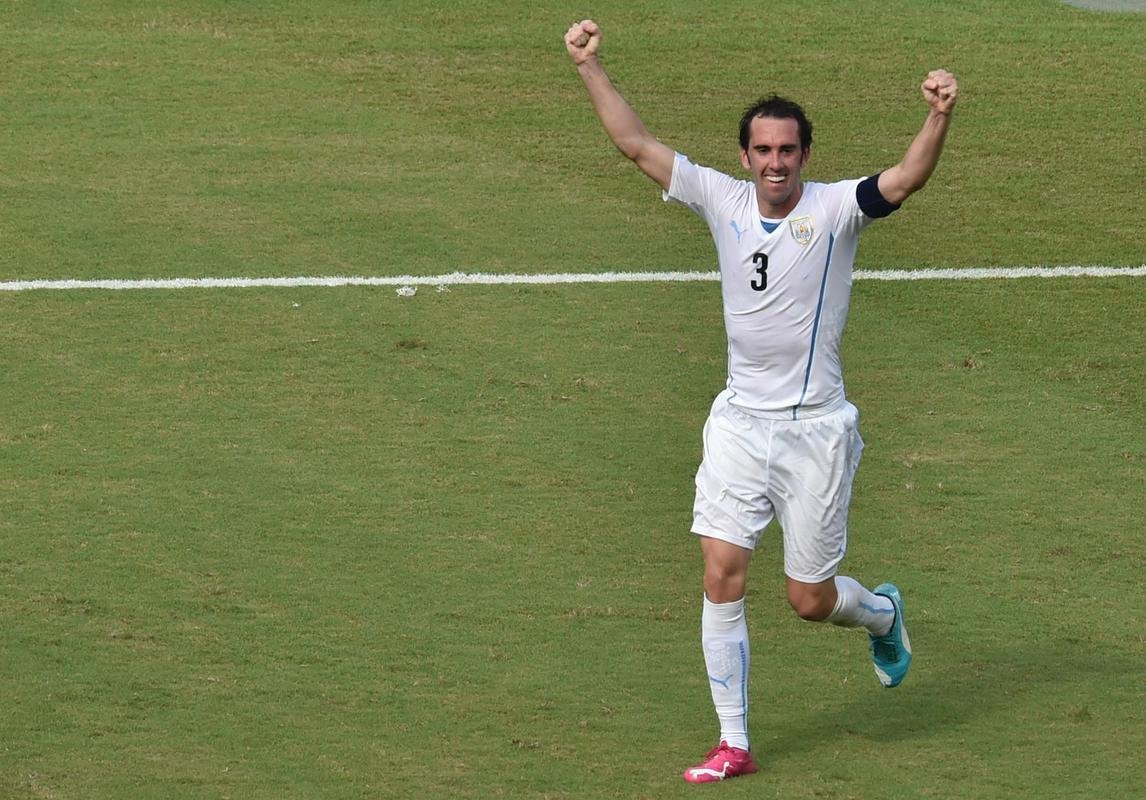 No total, Godn soma 14 jogos na Copa do Mundo, todos como titular. Ele foi substitudo apenas uma vez. Em 2010, foi semifinalista na frica do Sul. Em 2014, no Brasil, fez seu nico gol no torneio (foto), mas foi eliminado nas oitavas de final. Em 2018, na Rssia, foi at as quartas de final.