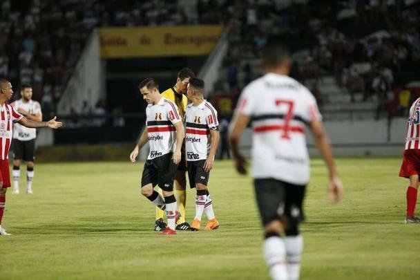 Equipes se enfrentaram no estdio do Arruda pela nona rodada da Srie C.