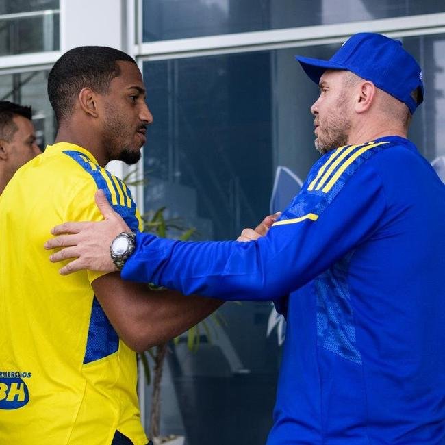 Mozart teve primeiro contato com jogadores do Cruzeiro nesta sexta-feira (11/06), na Toca da Raposa II