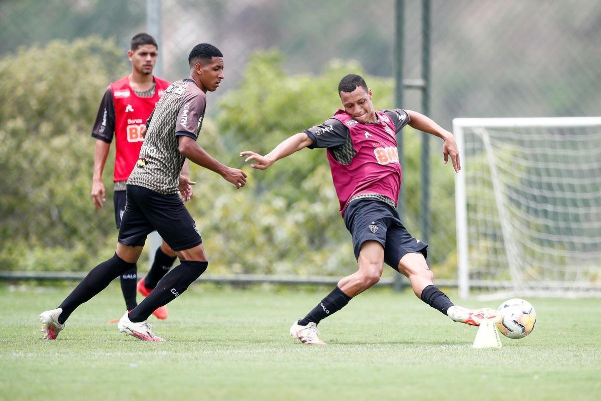 Imagens do primeiro treino de Eduardo Vargas pelo Atltico