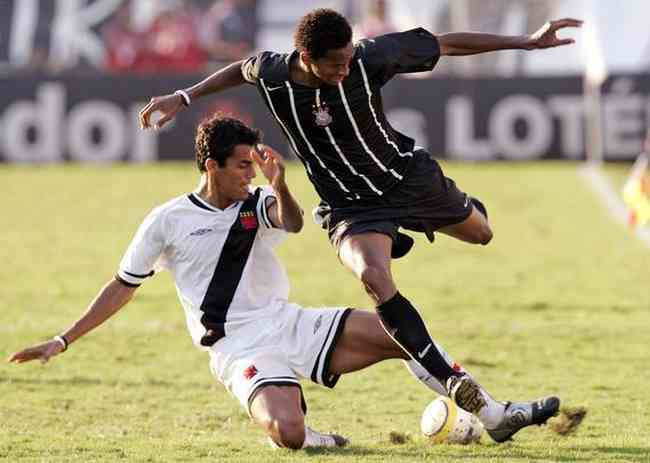 Ídolo do Corinthians, Jô anuncia aposentadoria do futebol 