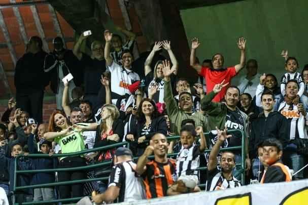 Com atuao ruim, Atltico  derrotado pelo Coritiba, por 2 a 0, no Couto Pereira, e fica mais distante do ttulo do Campeonato Brasileiro