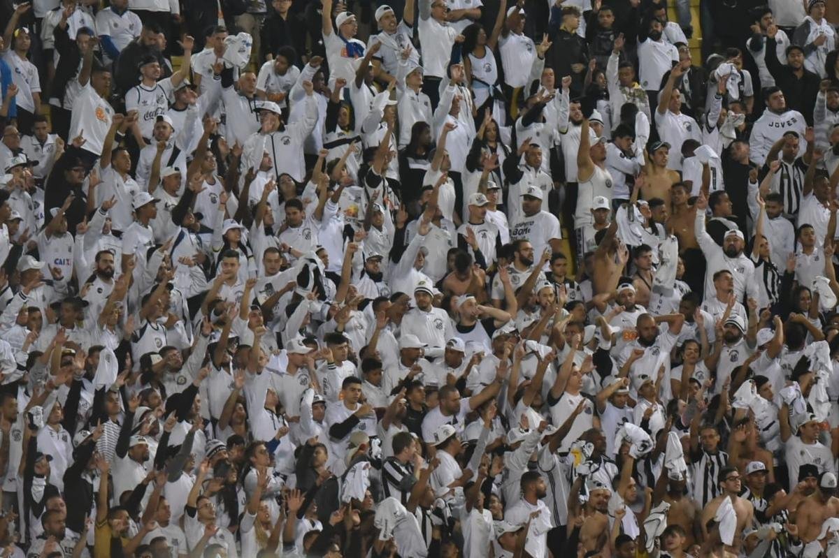 Atlético derrotou Santos por 2 a 1, de virada, com gols de Chará, e avançou às quartas de final da Copa do Brasil
