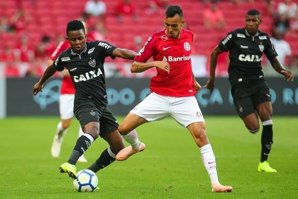 Galo derrotou Internacional no Beira-Rio com gols de Cazares e Terans; D'Alessandro descontou de pênalti