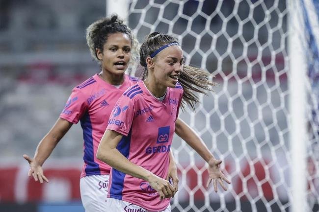 Em preliminar de Cruzeiro x Ituano pela Srie B, o time feminino da Raposa, conhecido como Cabulosas, goleou o Araguari por 8 a 0 pela terceira rodada do Campeonato Mineiro Feminino. Equipe cruzeirense estreou o uniforme rosa, confeccionado pela Adidas em homenagem  campanha Outubro Rosa, de conscientizao contra o cncer de mama