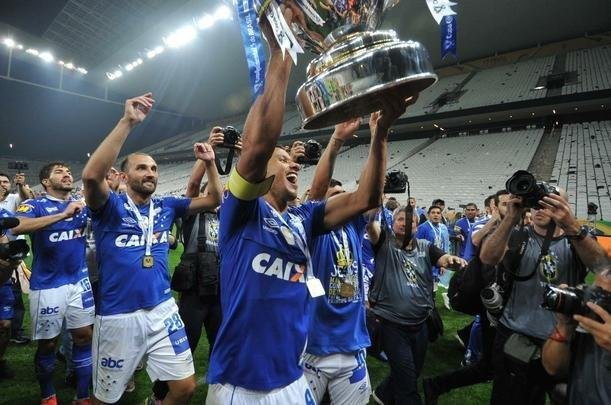 Seja em campo, nas arquibancadas da Arena Corinthians ou nas ruas de Belo Horizonte, os cruzeirenses comemoraram bastante a conquista do sexto ttulo da Copa do Brasil. O clube se tornou o maior vencedor isolado da histria do torneio, deixando para trs o Grmio, que ganhou cinco vezes. Veja as melhores imagens da celebrao de jogadores, dirigentes e torcedores!