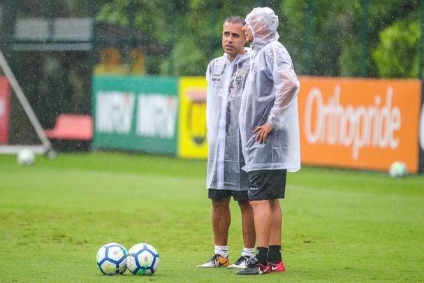 Atltico treinou sob chuva intensa na Cidade do Galo nesta quinta-feira  tarde