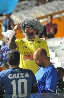 Torcida do Cruzeiro encarou frio e crise de abastecimento para apoiar o time contra o Palmeiras, no Mineiro