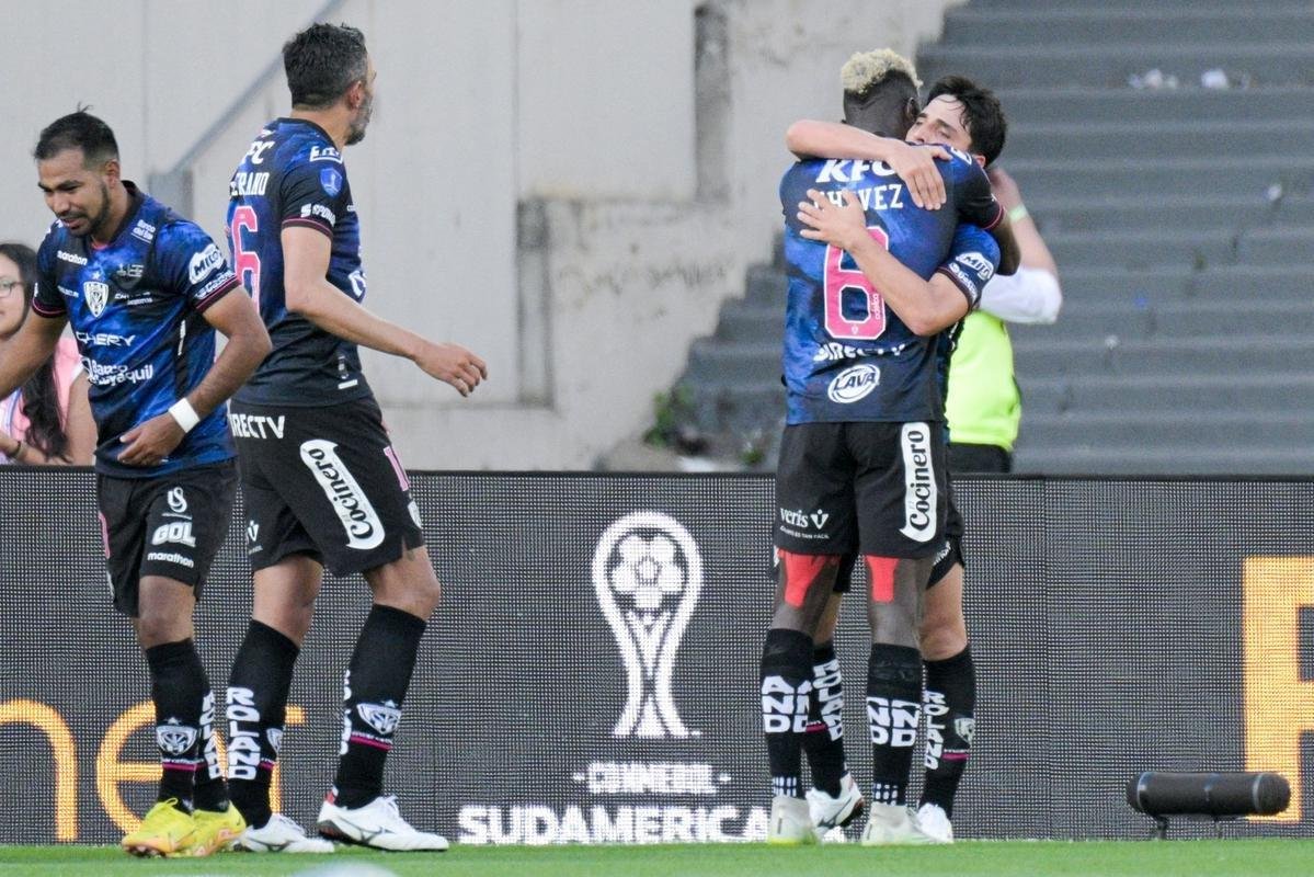 Independiente del Valle, do Equador, vence So Paulo por 2 a 0 e conquista o ttulo da Copa Sul-Americana em Crdoba, na Argentina. Os gols foram de Lorenzo Faravelli e Lautaro Daz