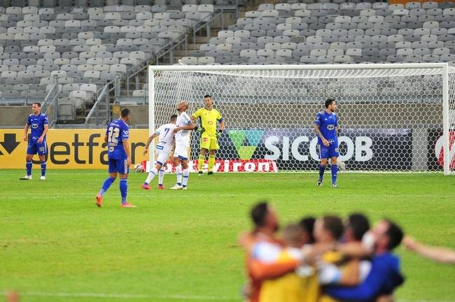 Com gols de Marcos Serrato e Renato (2), o Ava venceu o Cruzeiro por 3 a 0, neste sbado, no Mineiro, pela 12 rodada da Srie B
