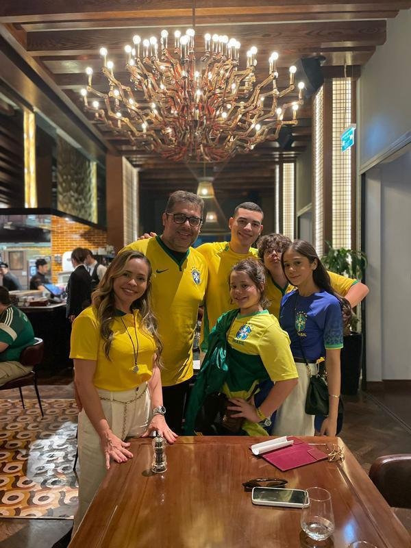 Empresrio Jos Neto foi ao restaurante almoar com a esposa Maysa Brito e os filhos Samuel, Maria Luisa, Maria Vitria e Matheus Francys