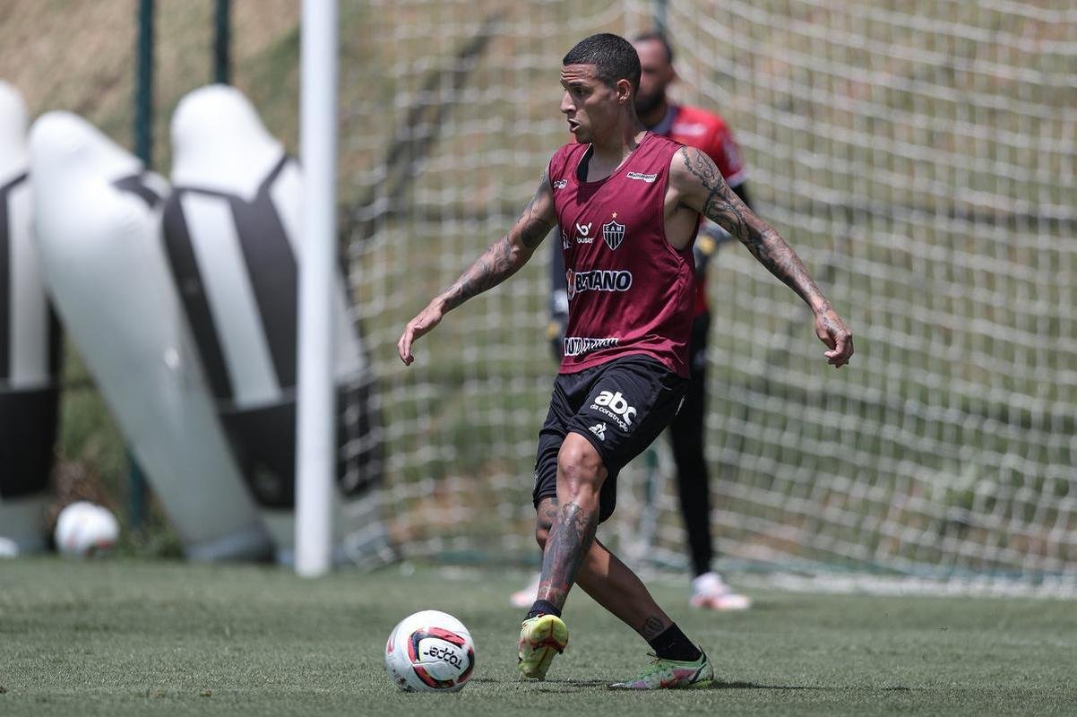 Com seriedade, mas tambm descontrao, o Atltico treinou sob sol forte na manh desta sexta-feira (21), na Cidade do Galo, em Vespasiano. Este foi o quinto dia de pr-temporada para o clube mineiro em 2022, sob o comando do tcnico argentino Antonio 'El Turco' Mohamed. Novas baixas, o volante Allan e o atacante Keno testaram positivo para COVID-19 e no participaram das atividades (ambos cumprem perodo de sete dias de isolamento social).