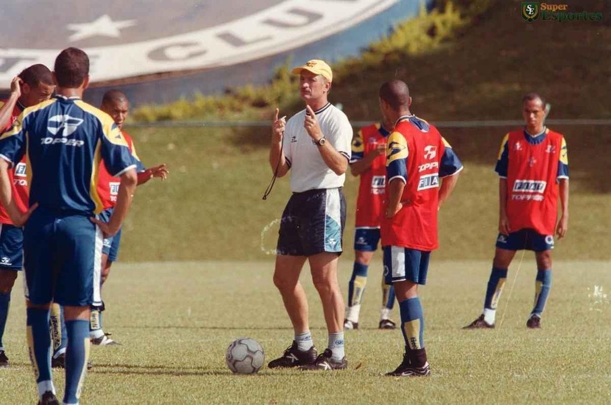 Imagens da Toca da Raposa I em 2000, ano da chegada do tcnico Luiz Felipe Scolari