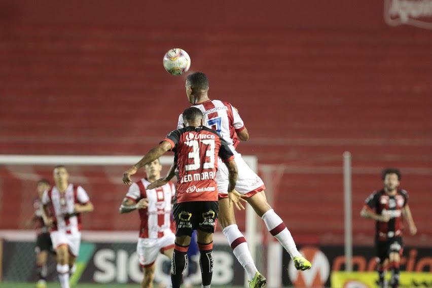 Nutico pressiona na segunda etapa, mas no consegue marcar gol em casa e fica no 0 a 0 com o Vitria. Alvirrubros ao menos impediram crescimento de sequncias de derrotas diante de rival direto na briga contra o rebaixamento