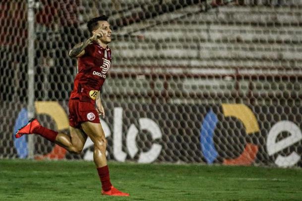 Náutico foi melhor no primeiro tempo e terminou a etapa inicial vencendo pelo placar de 1 a 0, com gol do meia Jean Carlos.