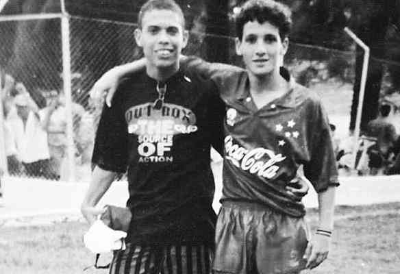 Ronaldo ao lado do jogador Belletti nas divises de base do Cruzeiro, em 1993
