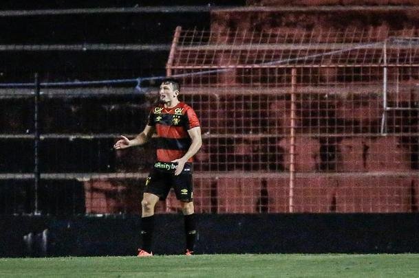 No segundo tempo, o Sport ainda ampliou o placar com Jean Patrick. Porém, com a expulsão do capitão Sander, o Imperatriz tomou a iniciativa do jogo e chegou ao empate com dois gols de Cesinha.