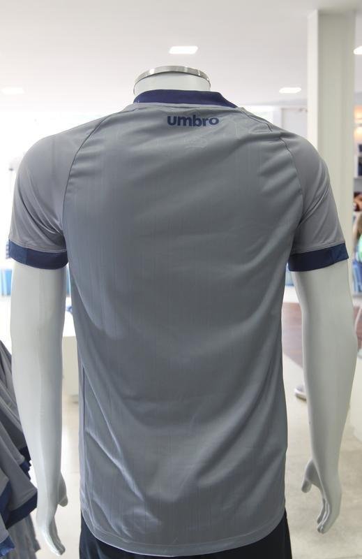 Imagens da nova camisa do Cruzeiro j  venda na loja oficial do clube