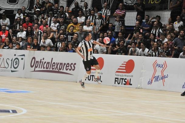 Jogo festivo e solidrio reuniu craques do futsal mineiro em BH